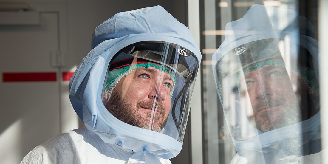 Tyvek® IsoClean® Schutzkleidung in Verbindung mit dem belüfteten ViVi®-CR Helm